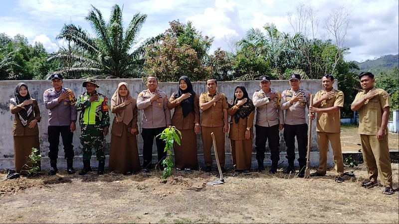 Penghijauan Lingkungan, Kapolsek Bangkinang Barat Lakukan Penanaman Pohon di Desa Siabu